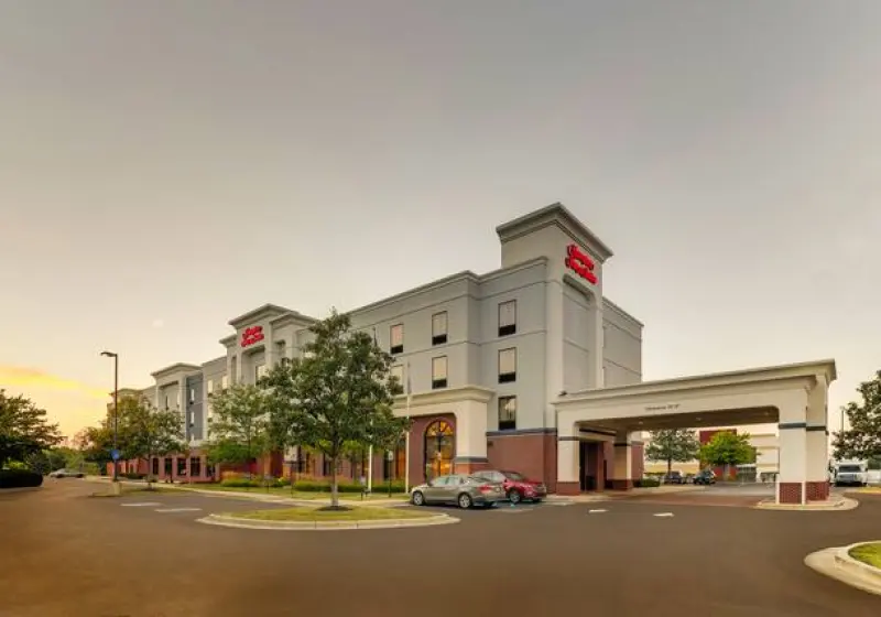 Hampton Inn & Suites Indianapolis-Airport exterior