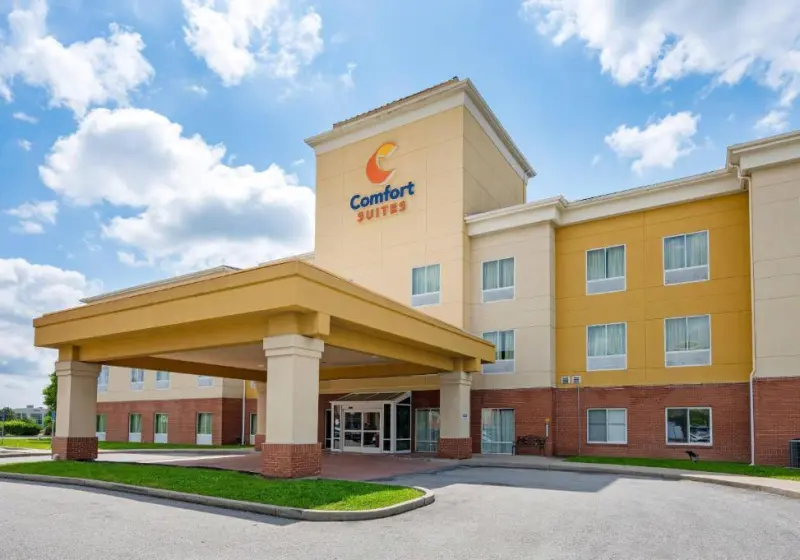 Comfort Suites Near Indianapolis Airport exterior